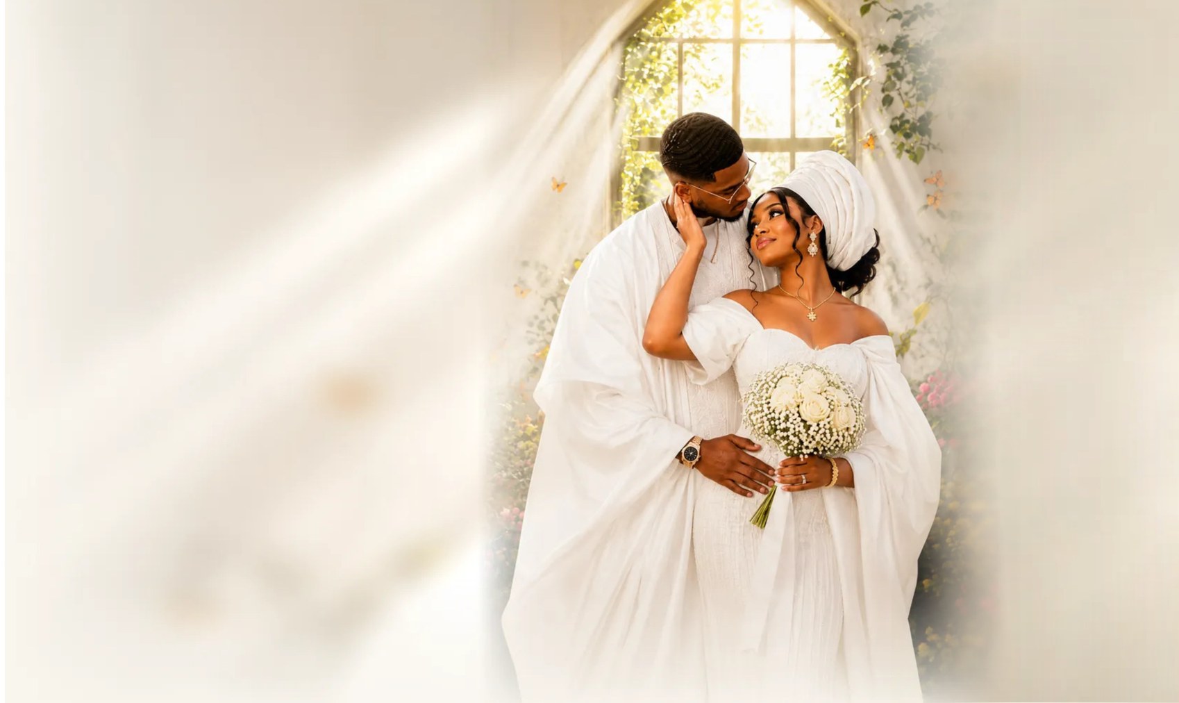 Un couple en tenue de mariage noire, sous une fenêtre éclairée dans un jardin